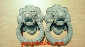 tay nắm cửa bằng gang